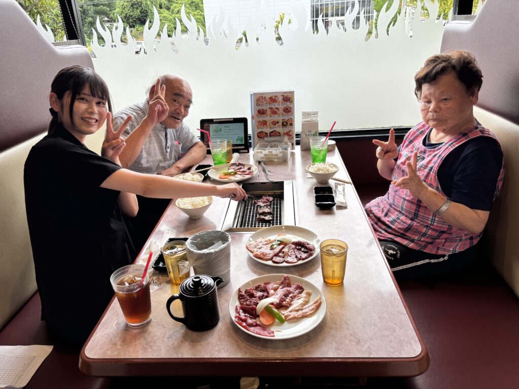 テーブル席で利用者さんと職員で焼き肉
