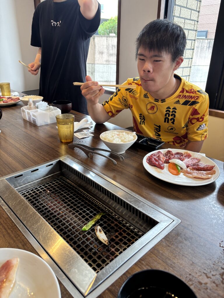 焼き肉を食べる利用者さん