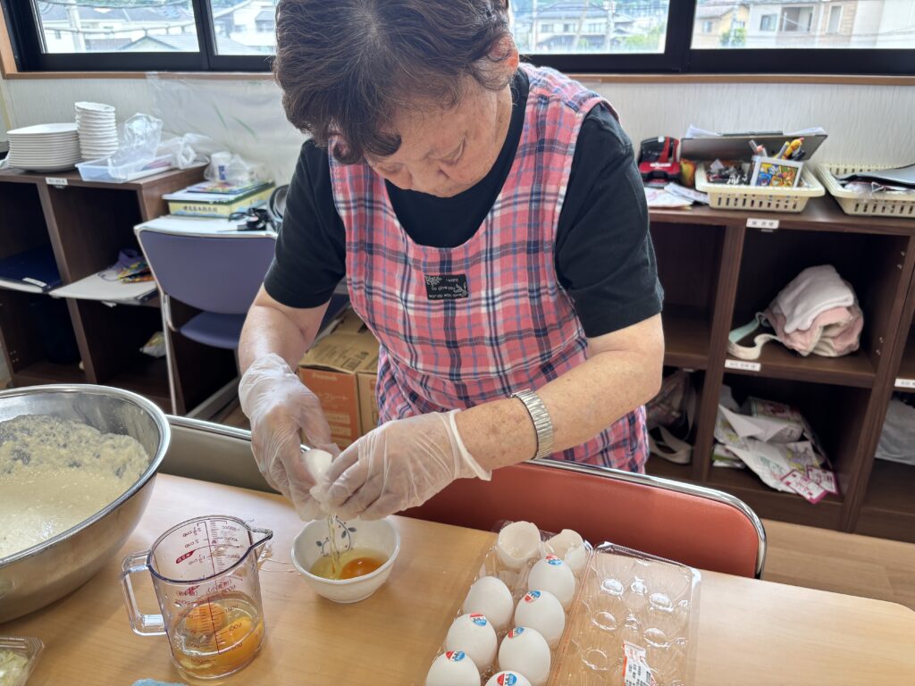 卵を割る利用者さん