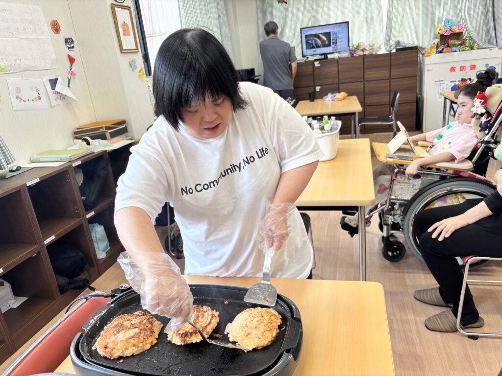 お好み焼きをひっくり返す利用者さん