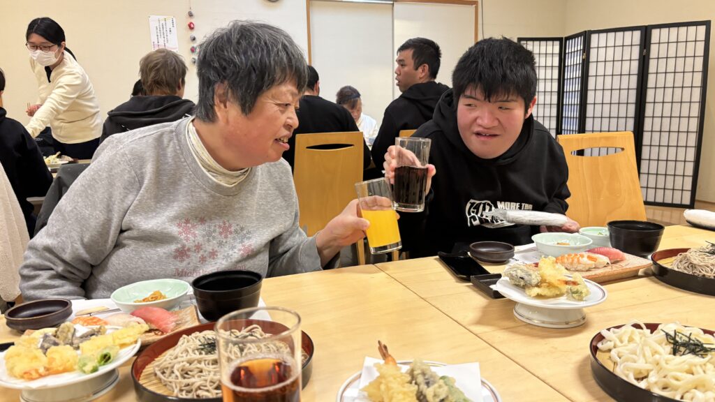 世代の違う利用者さんが乾杯しているところ。