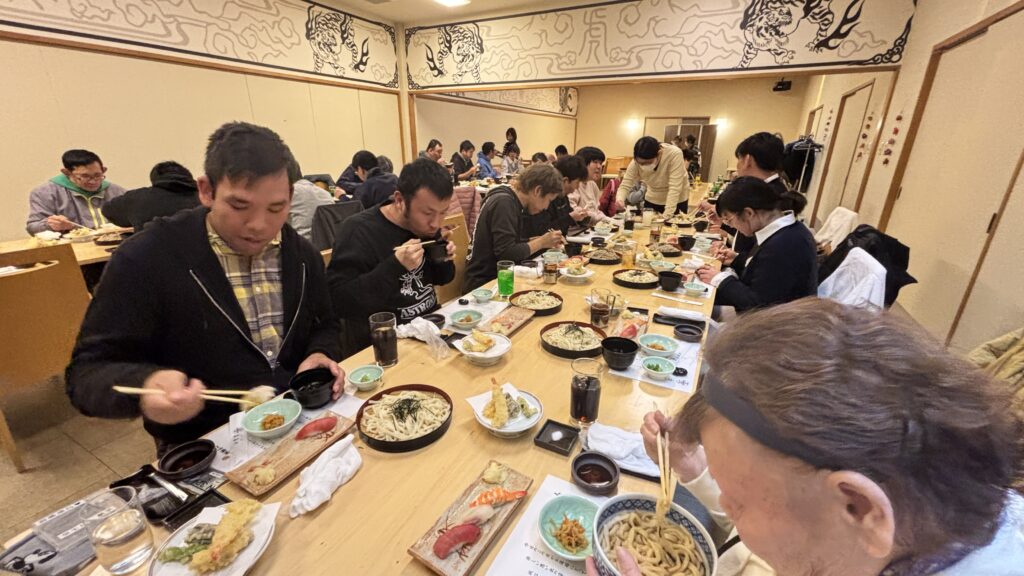 宴会場での食事の様子