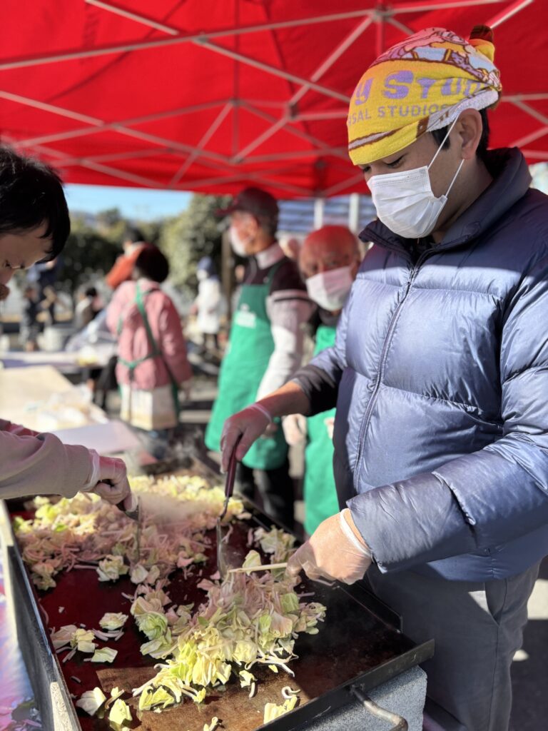 利用者さん二名が鉄板で焼きそばを焼いている