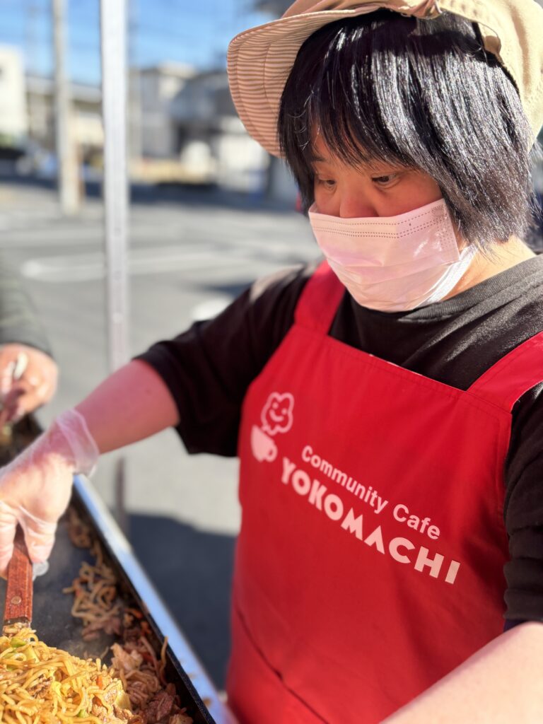焼きそばを焼く利用者
