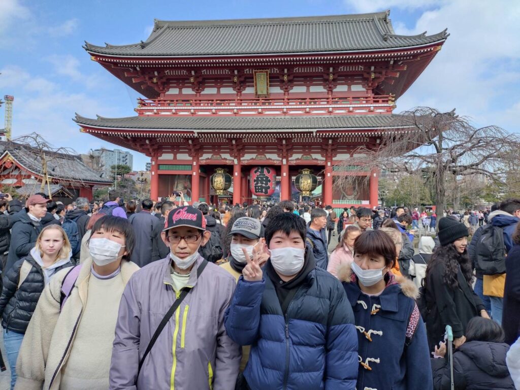 雷門の前で並ぶ利用者さん