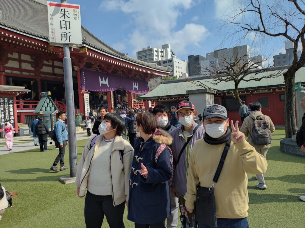 浅草寺を歩く利用者さん