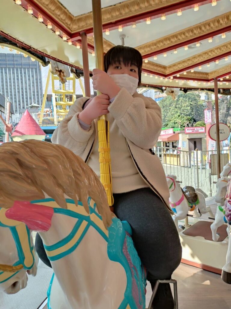 メリーゴーランドに乗る利用者さん