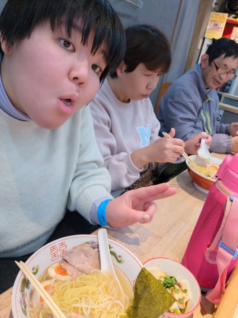 カウンター席で並ぶ利用者さん