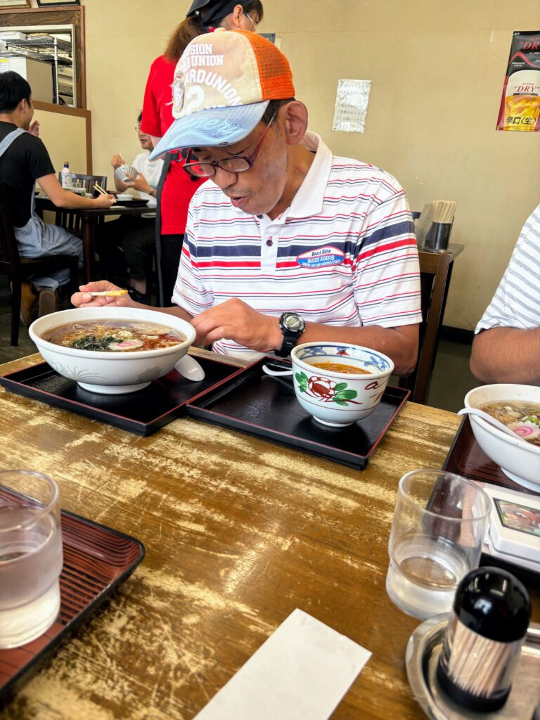 今まさにラーメンを食べ始めようとしている５０代の男性利用者さん